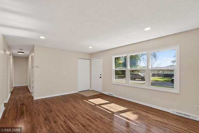 6601 Zealand Avenue N, Brooklyn Park, MN 55428