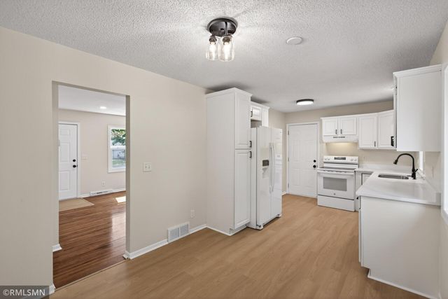6601 Zealand Avenue N, Brooklyn Park, MN 55428