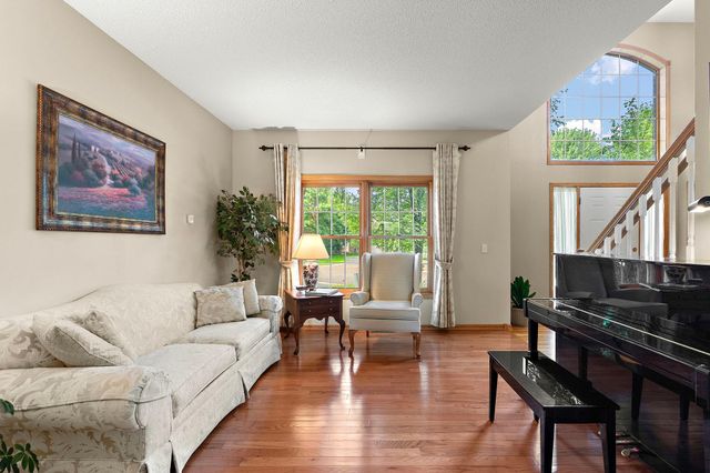1401 Larkspur Court, Woodbury, MN 55129