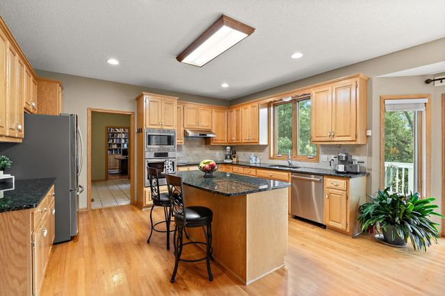 1401 Larkspur Court, Woodbury, MN 55129