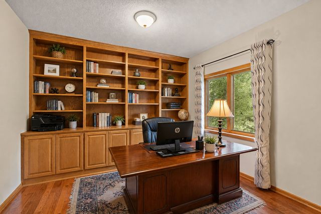 1401 Larkspur Court, Woodbury, MN 55129