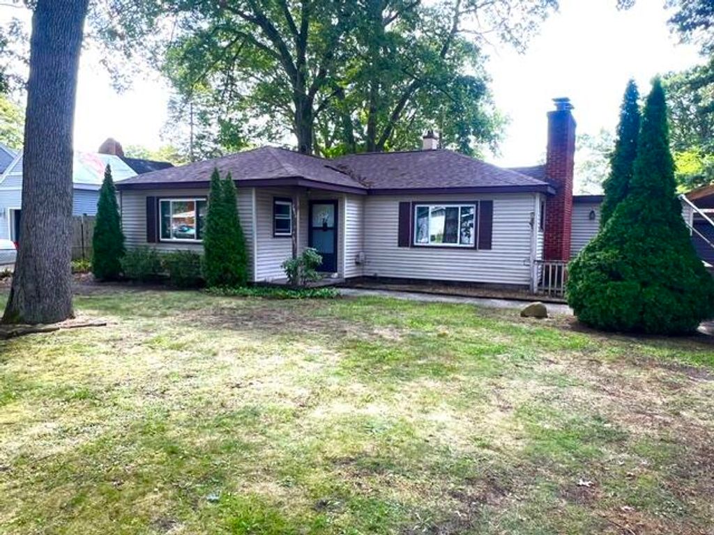 2063 S Manitou Circle, Norton Shores, MI 49441