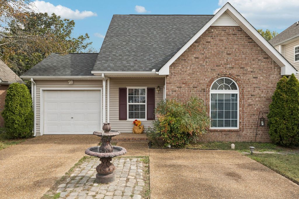 102 Courtside Pl, Hendersonville, TN 37075