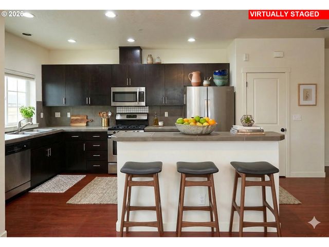 621 Ne GARSWOOD Ln, Hillsboro, OR 97006