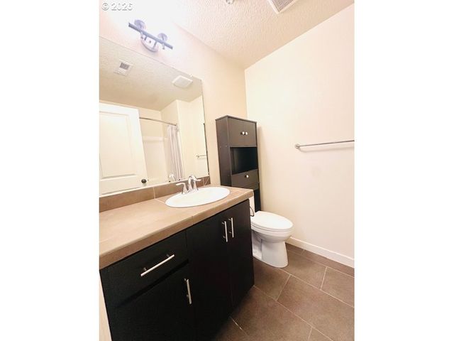 621 Ne GARSWOOD Ln, Hillsboro, OR 97006