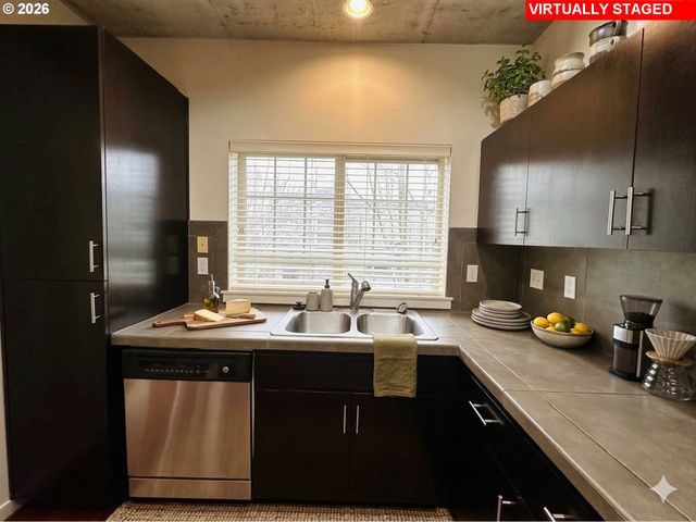 621 Ne GARSWOOD Ln, Hillsboro, OR 97006