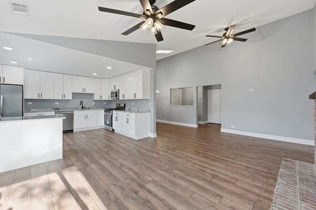 938 Hidden Lake Drive 938, Buffalo Grove, IL 60089