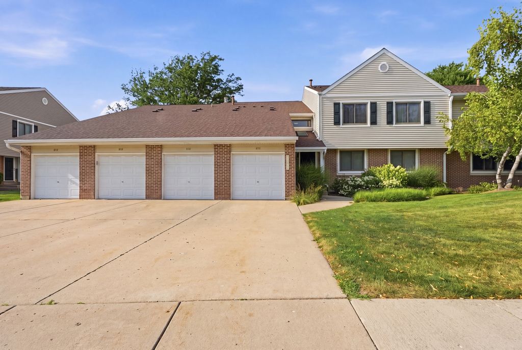 938 Hidden Lake Drive 938, Buffalo Grove, IL 60089