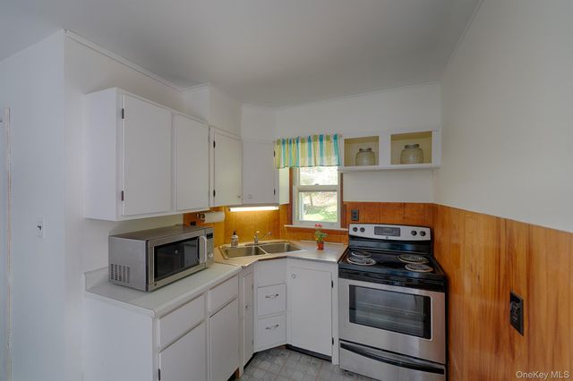 21 Van Dam, Hyde Park, NY 12538