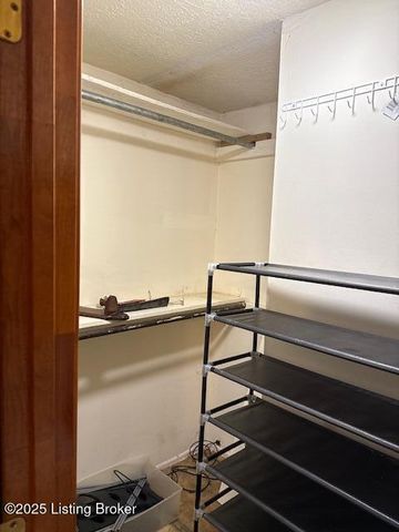 555 Brookley Dr, Louisville, KY 40229