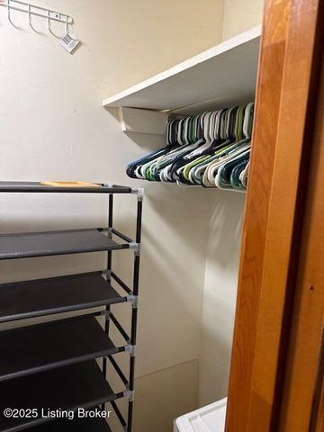 555 Brookley Dr, Louisville, KY 40229