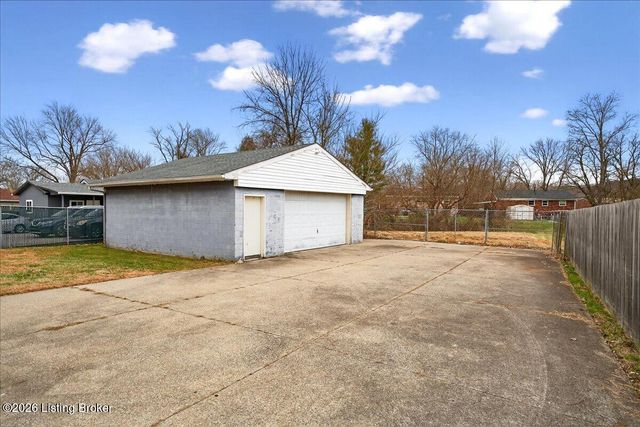 2506 Tavistock Ct, Louisville, KY 40272