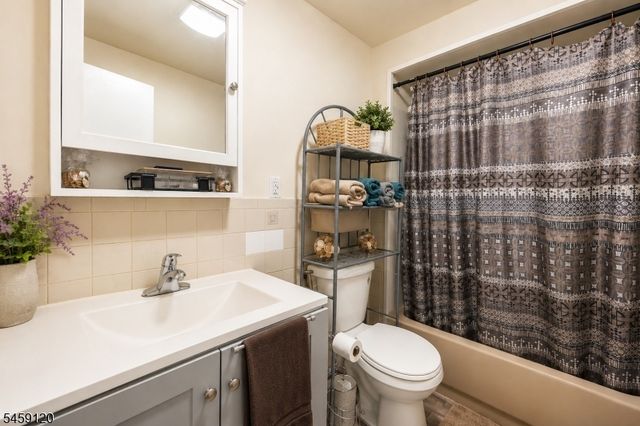 384 Getty Ave, Paterson City, NJ 07503