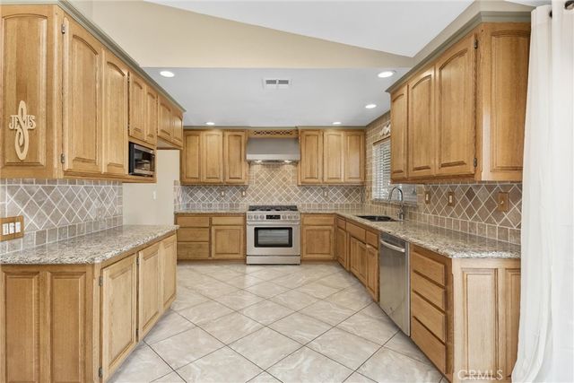 5695 N Yosemite, San Bernardino, CA 92407