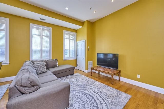 87 Franklin St 105, Quincy, MA 02169