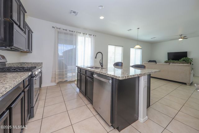 272 W Herschel H Hobbs Place, Vail, AZ 85641