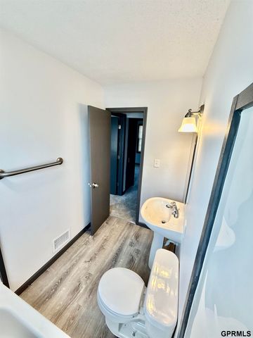 4018 N 42 Street, Omaha, NE 68111