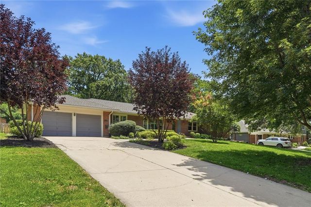 9821 Pembroke Lane, Leawood, KS 66206