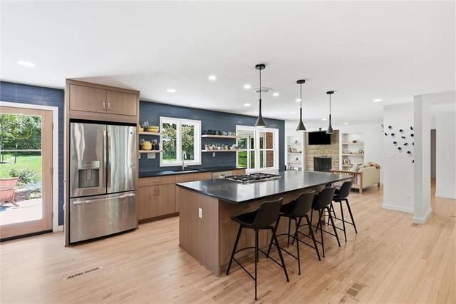 9821 Pembroke Lane, Leawood, KS 66206