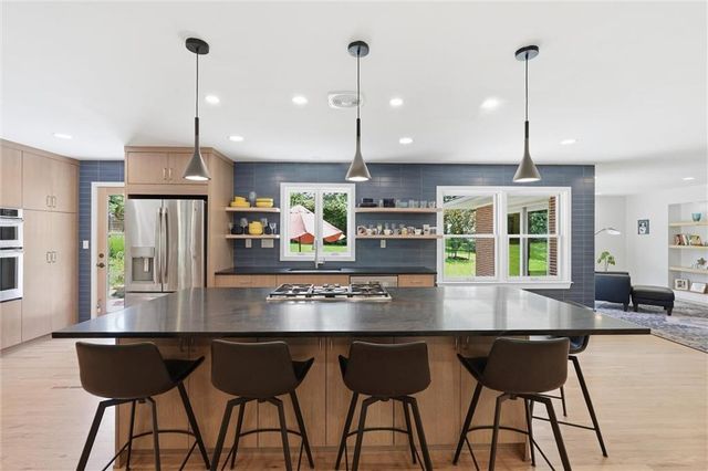 9821 Pembroke Lane, Leawood, KS 66206