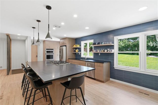 9821 Pembroke Lane, Leawood, KS 66206