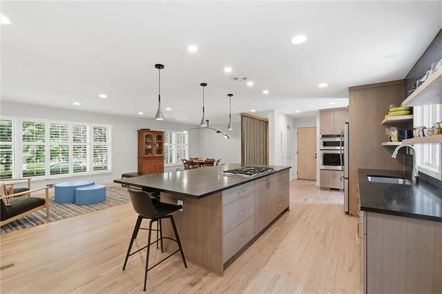 9821 Pembroke Lane, Leawood, KS 66206