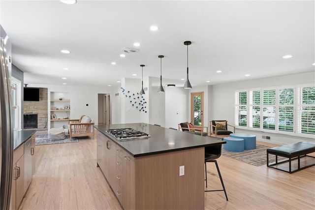 9821 Pembroke Lane, Leawood, KS 66206