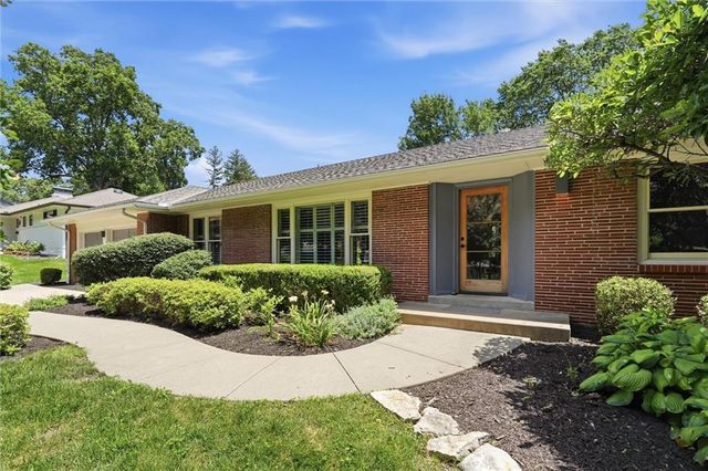 9821 Pembroke Lane, Leawood, KS 66206