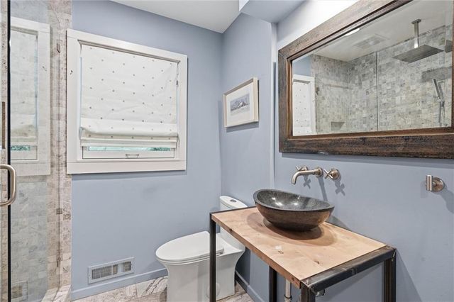 9821 Pembroke Lane, Leawood, KS 66206