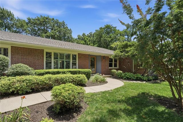 9821 Pembroke Lane, Leawood, KS 66206
