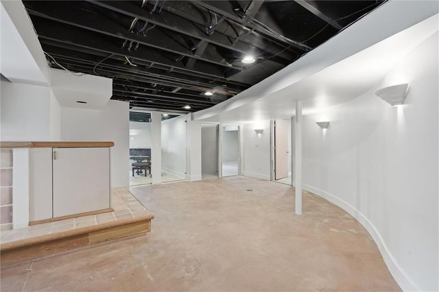 9821 Pembroke Lane, Leawood, KS 66206