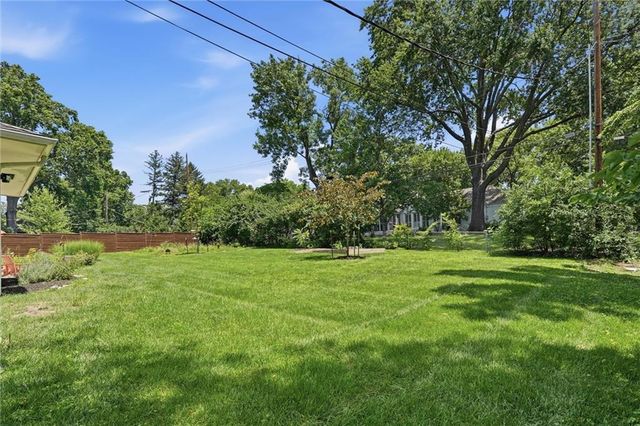 9821 Pembroke Lane, Leawood, KS 66206