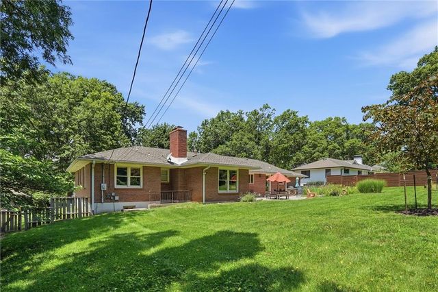 9821 Pembroke Lane, Leawood, KS 66206