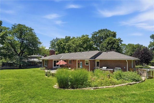 9821 Pembroke Lane, Leawood, KS 66206