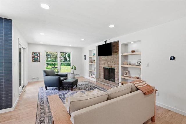 9821 Pembroke Lane, Leawood, KS 66206