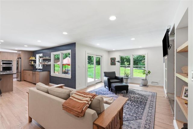9821 Pembroke Lane, Leawood, KS 66206