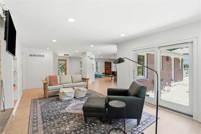 9821 Pembroke Lane, Leawood, KS 66206