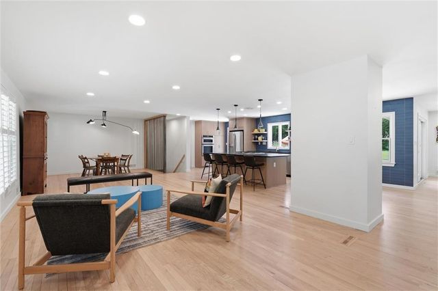 9821 Pembroke Lane, Leawood, KS 66206