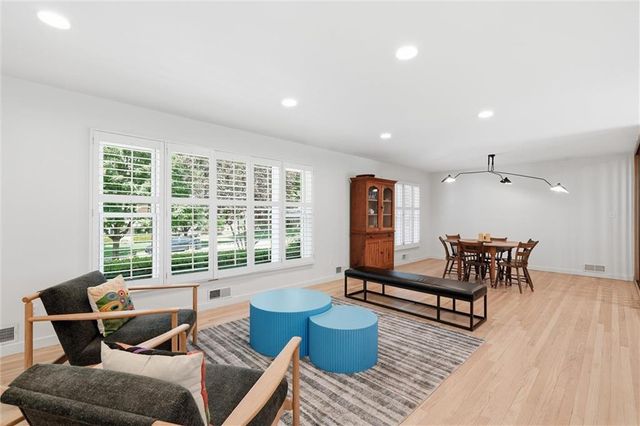 9821 Pembroke Lane, Leawood, KS 66206