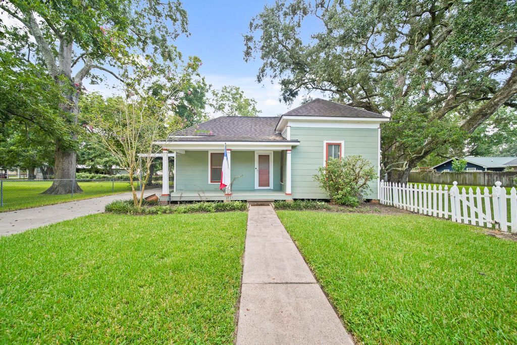 1011 W Adoue Street, Alvin, TX 77511