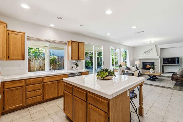 401 MOUNT DARWIN Ct, Roseville, CA 95747