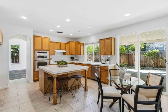 401 MOUNT DARWIN Ct, Roseville, CA 95747