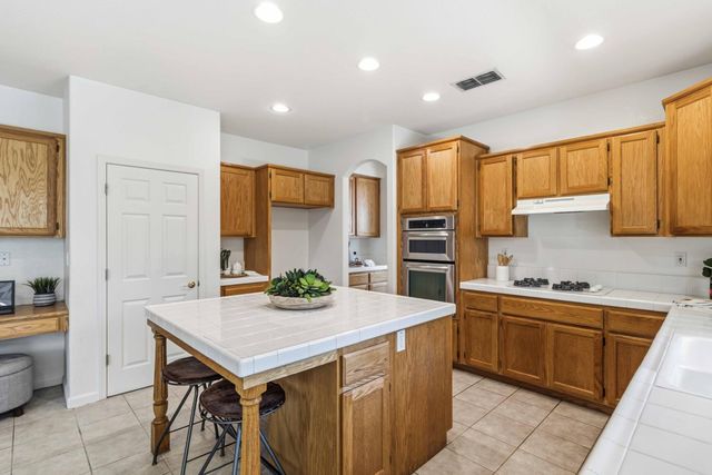401 MOUNT DARWIN Ct, Roseville, CA 95747