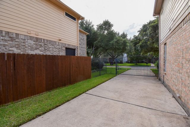 2719 Mossy Log Court, Houston, TX 77084