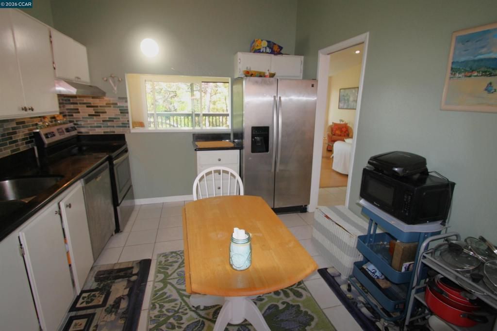 Image 11 of property listing at 1506 Ashwood Dr, Martinez, CA 94553