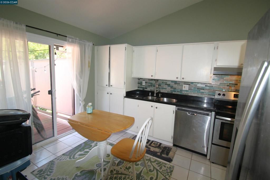 Image 12 of property listing at 1506 Ashwood Dr, Martinez, CA 94553