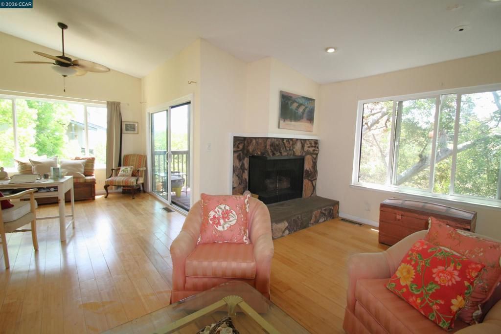 Image 6 of property listing at 1506 Ashwood Dr, Martinez, CA 94553