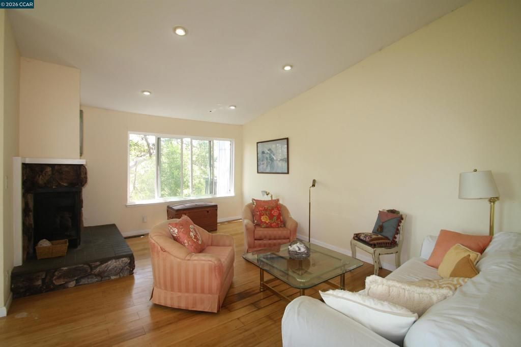Image 8 of property listing at 1506 Ashwood Dr, Martinez, CA 94553