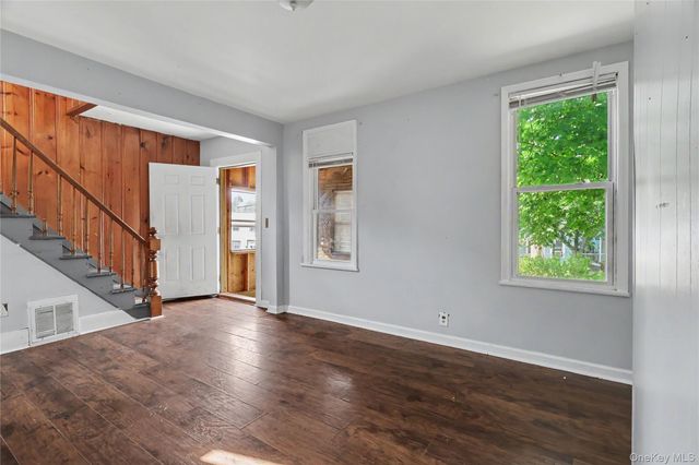 39 Spruce St, Poughkeepsie, NY 12601