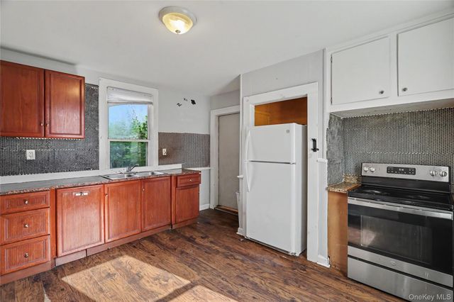 39 Spruce St, Poughkeepsie, NY 12601